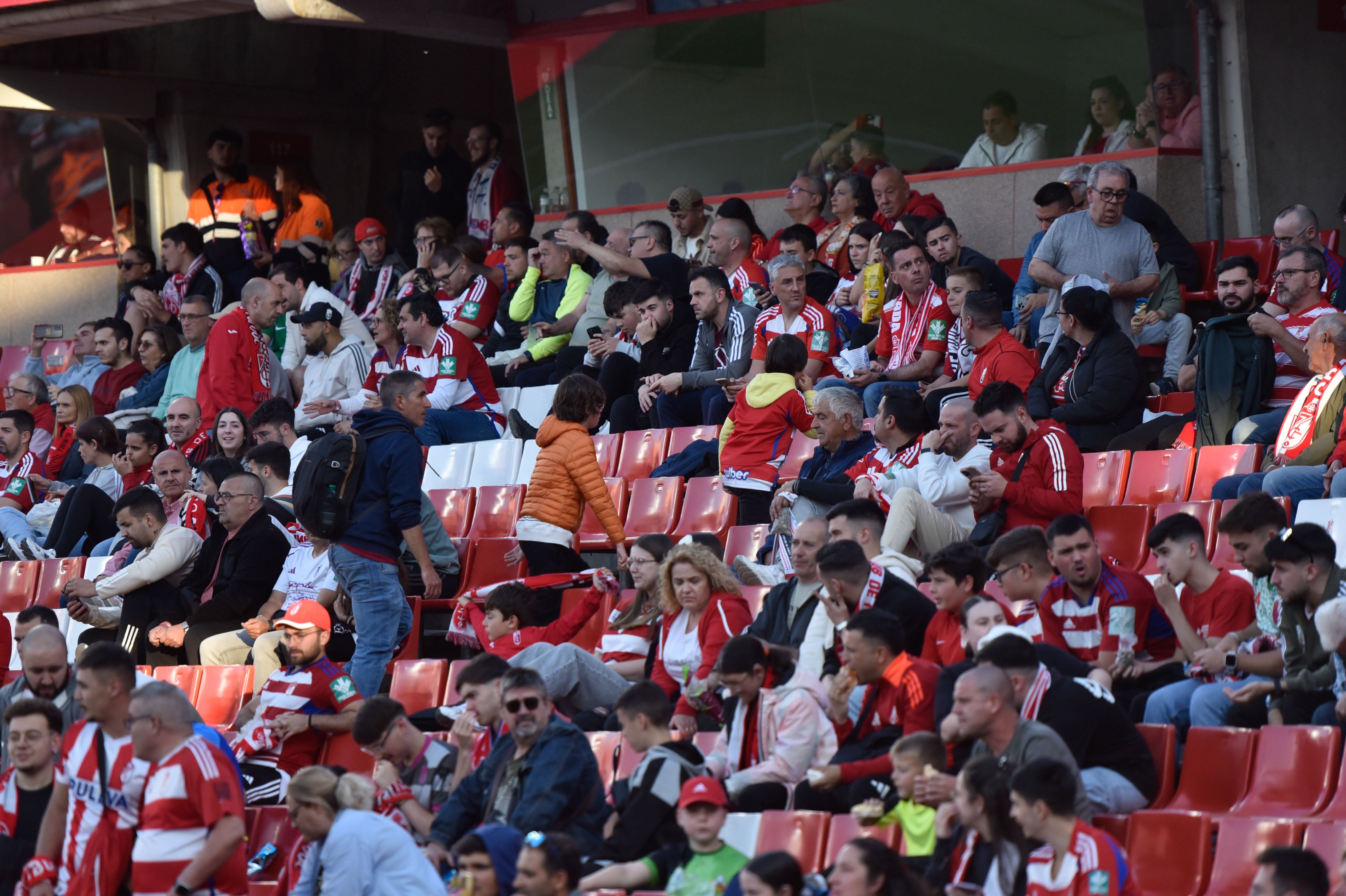 Encuéntrate en la grada del Granada-Eibar
