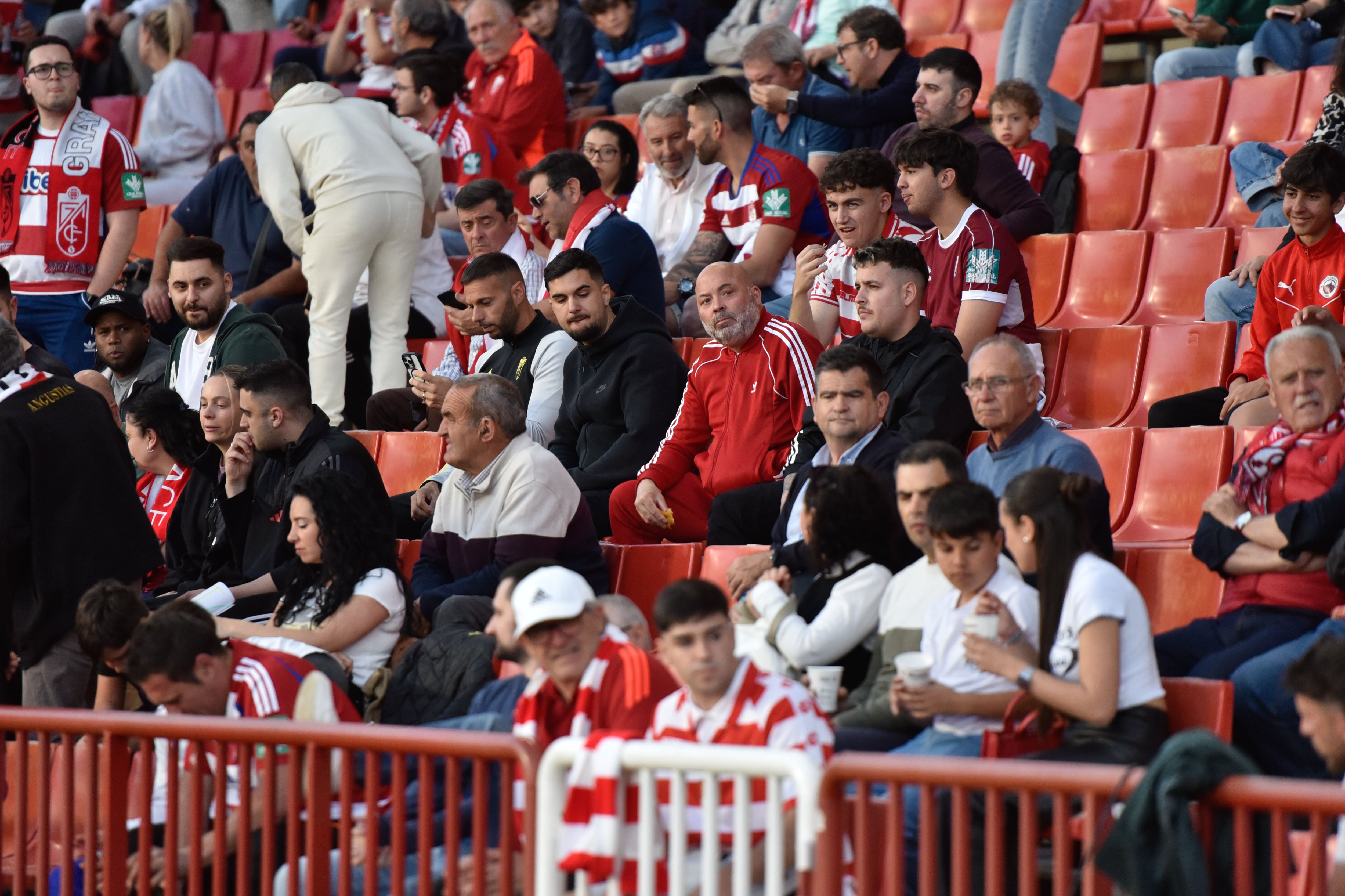 Encuéntrate en la grada del Granada-Eibar