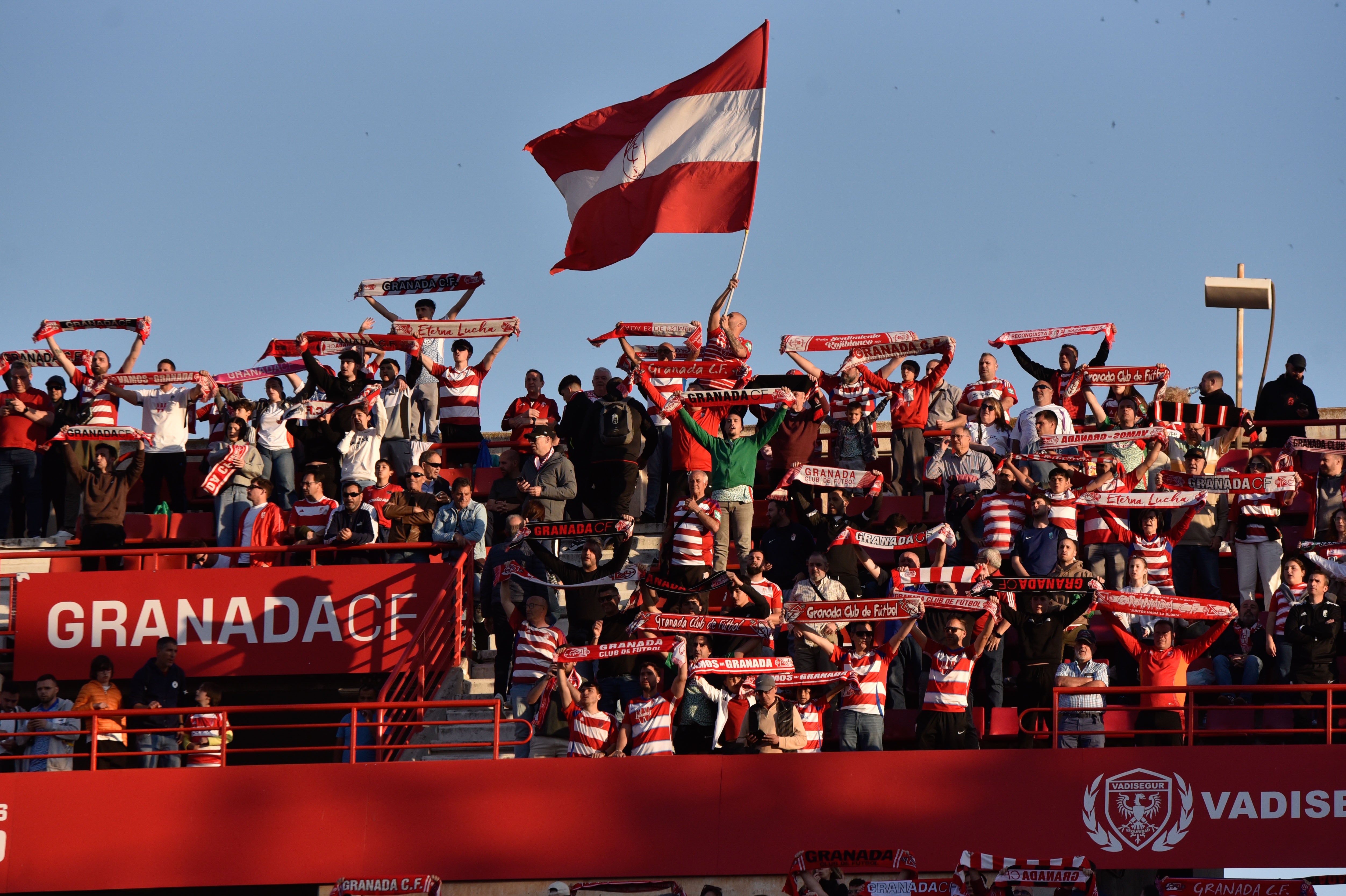 Encuéntrate en la grada del Granada-Eibar