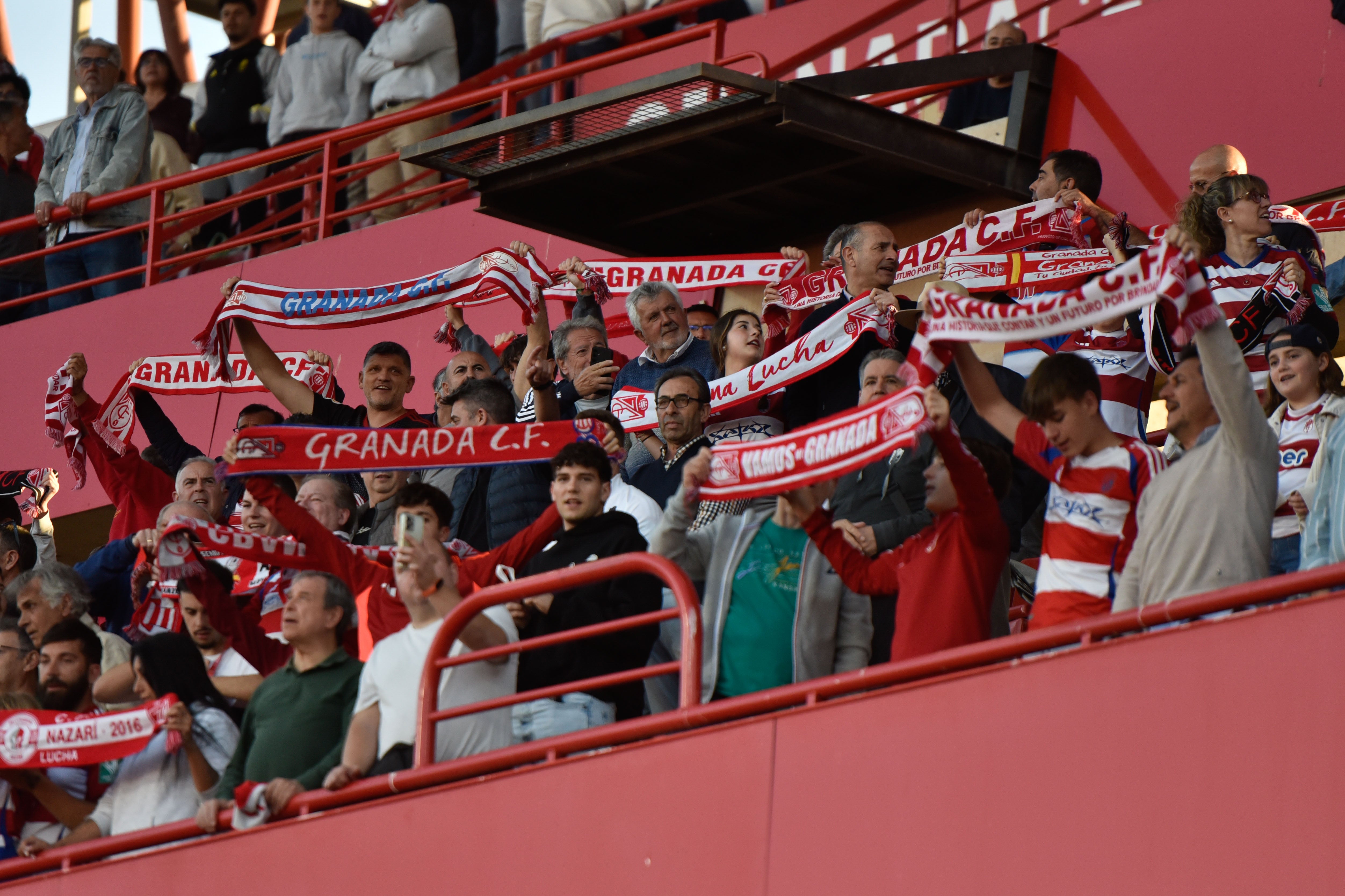 Encuéntrate en la grada del Granada-Eibar