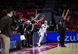 Triple de Rousselle celebrado por el banquillo rojinegro.