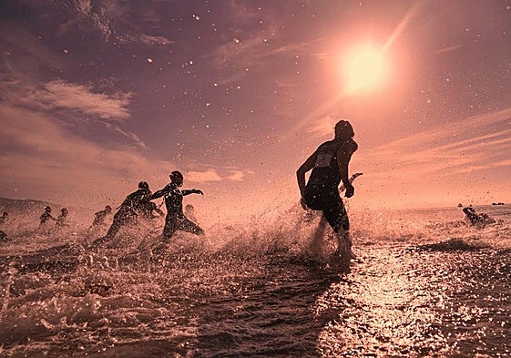 Roquetas de Mar fue escenario de un fin de semana de triatlón de élite, de sol a sol.