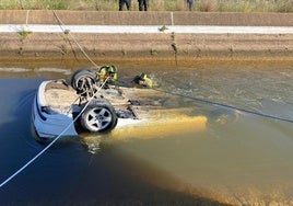 Coche encontrado en un canal de Cartaya