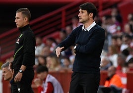El entrenador del Eibar, Beñat San José, durante el partido.