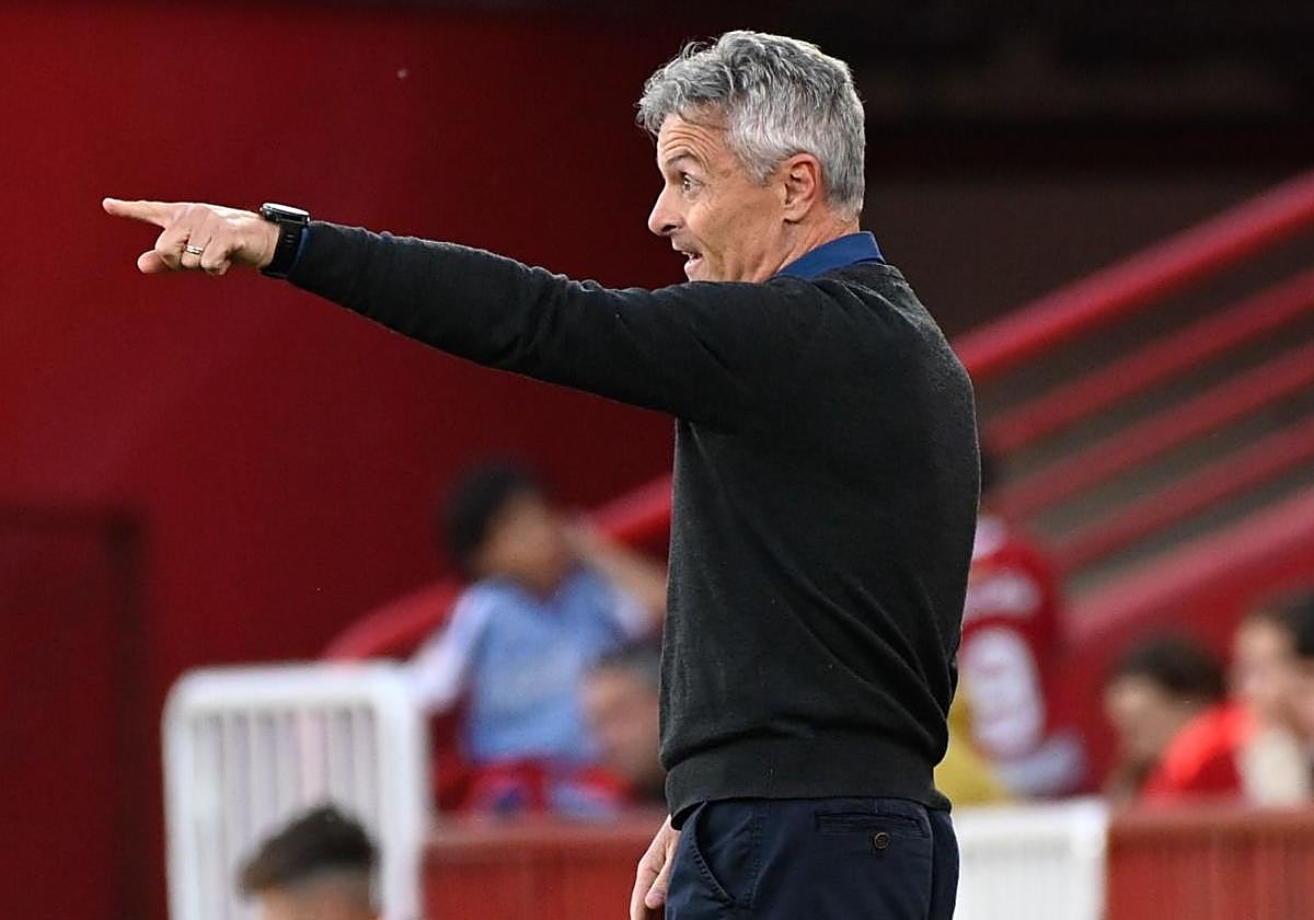 Fran Escribá señala durante el partido contra el Eibar.