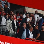 Algunos aficionados sacan pañuelos contra el palco ante la situación del equipo.