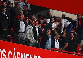 Algunos aficionados sacan pañuelos contra el palco ante la situación del equipo.