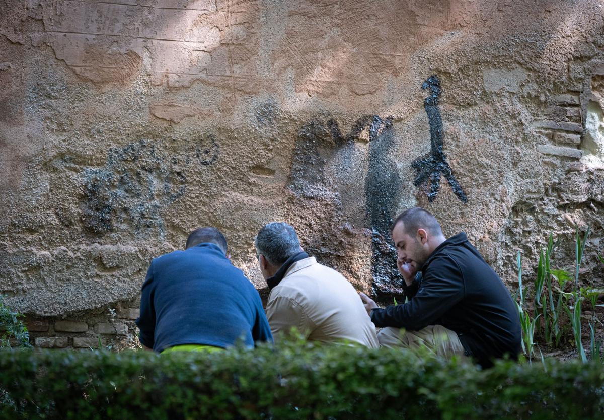 La investigación sobre las pintadas en la alhambra apunta a grafiteros anónimos alemanes | ideal