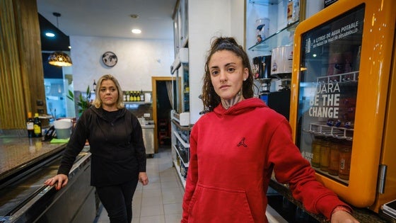 A la izquierda, Sara, dueña del restaurante, mira a María Isabel, camarera presuntamente agredida.