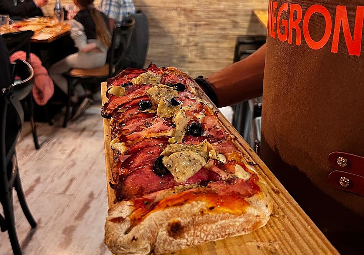 Imagen principal - El restaurante de Granada que ofrece pizzas en pala: «La gente alucina»