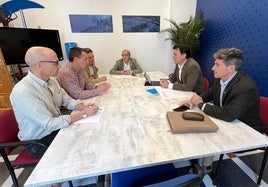 Reunión de los 'populares' con representantes de UGT en el Ayuntamiento.