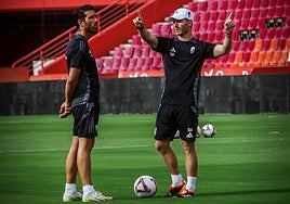 Guille Abascal, a la derecha, junto a Manolo Lucena en un entrenamiento con el Granada.