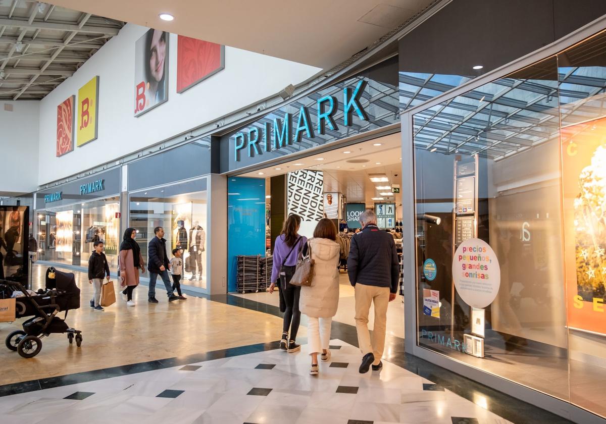 Revuelo entre los clientes de primark por el cobro de las bolsas: ¿cuál es su precio? | ideal