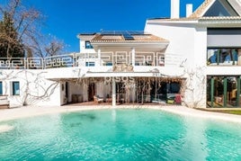 Parte exterior del chalet a la venta en Albolote.