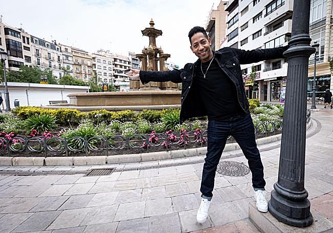 Karel posa junto a la Fuente de las Batallas, donde empezó a cantar en la calle cuando llegó a la ciudad.