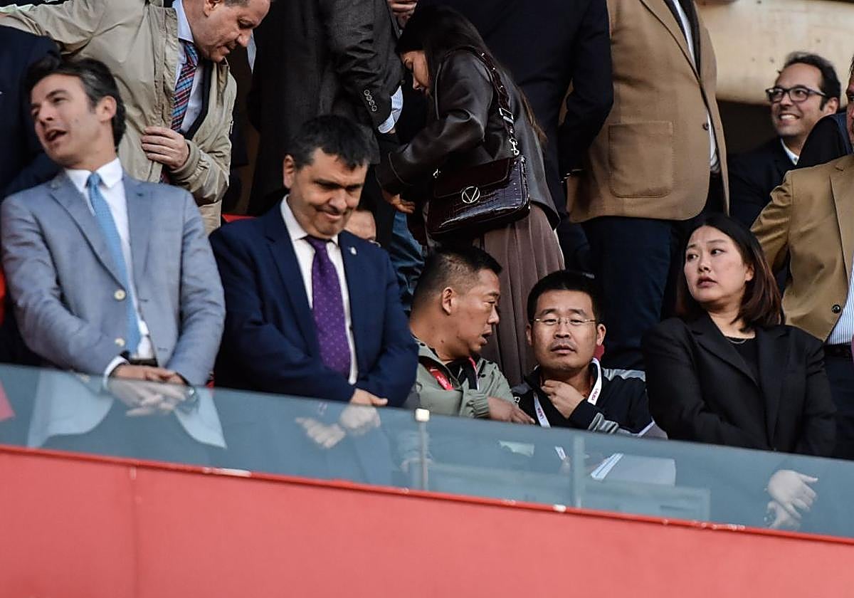 Sophia Yang, junto a sus invitados y los concejales Iglesias y Saavedra.