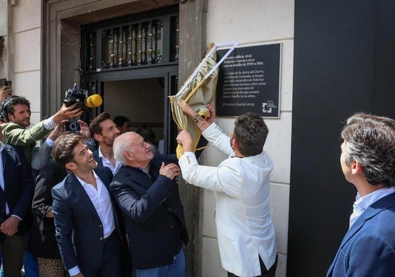 Momento en que Miguel Poveda descubre la placa que recuerda el hecho de que Lorca vivió en Acera del Darro, 50.