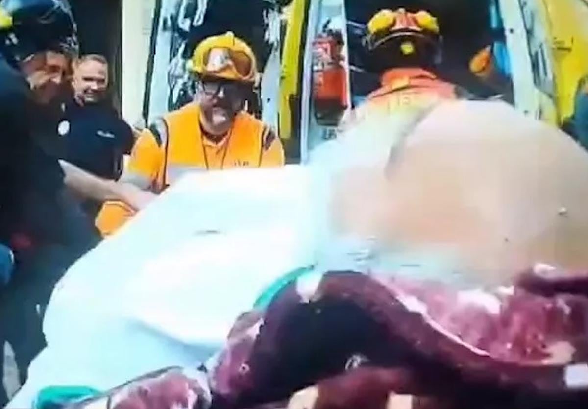 Acude a visitar a un familiar y lo encuentran en el pozo de su casa semiinconsciente y con hipotermia.