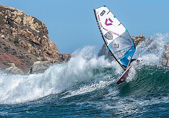 El windsurf es una mezcla de adrenalina y equilibrio sobre las olas.