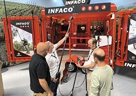 Técnicos muestran una herramienta para hacer caer la aceituna.