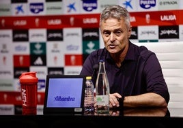 Fran Escribá, durante su rueda de prensa de despedida en Los Cármenes.