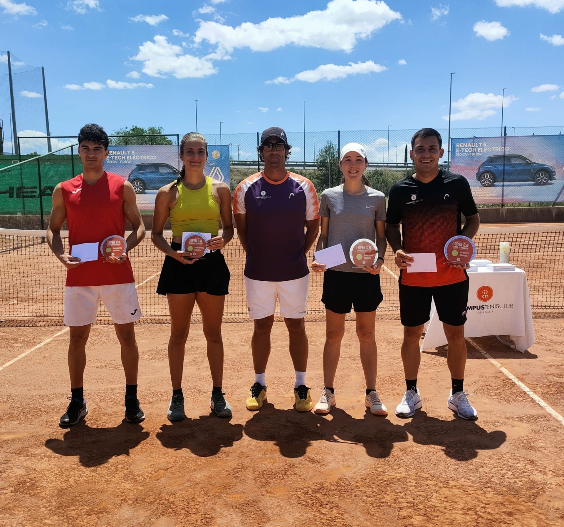 Finalistas del torneo, con José Antonio Sánchez en el centro.