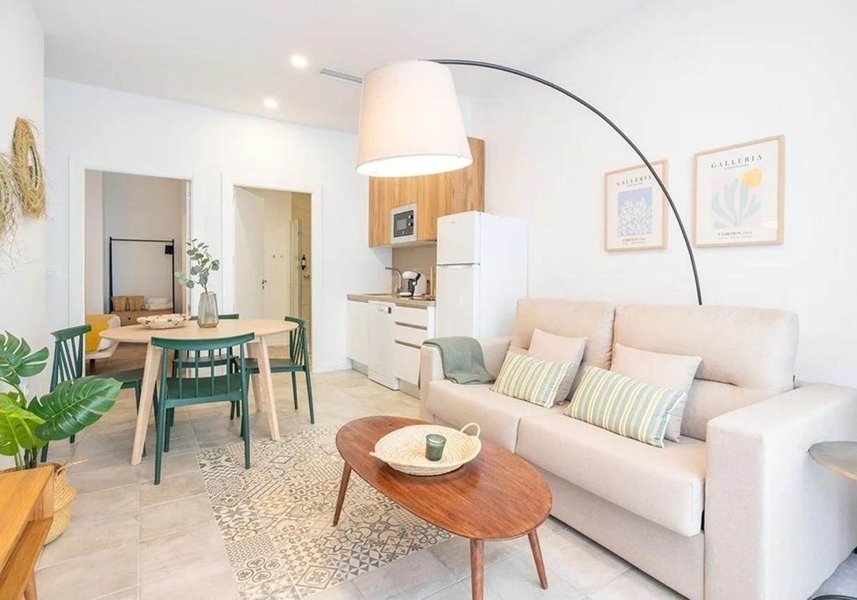 Imagen principal - Los apartamentos de lujo que se estrenan en un edificio rehabilitado en el centro de Granada