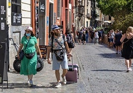 Una pareja de turistas busca su apartamento turístico en la capital granadina en una imagen de archivo.