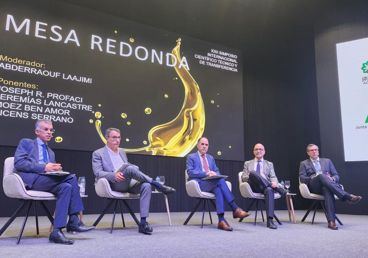 Participantes en la mesa de debate que acogió la reformada sala Guadalquivir.