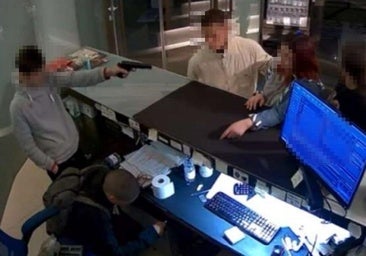 Momento en el que los atracadores amenazaban y buscaban la caja registradora de uno de los establecimientos.