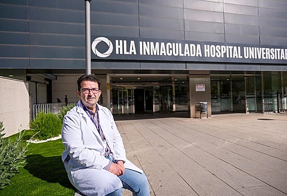El especialista Francisco Javier Vicente Prados, en la entrada del HLA Inmaculada, en la capital granadina.