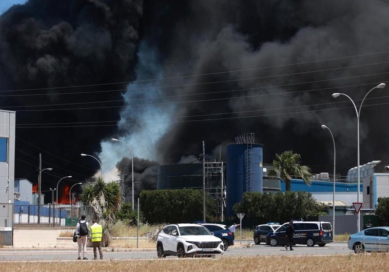 Desalojan un polígono en Sevilla por un grave incendio declarado en una planta de químicos