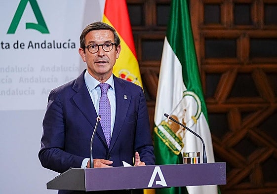 El consejero Paradela durante su intervención en la rueda de prensa posterior al consejo de ministros.