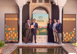 Entrega de la primera distinción especial Miradores de la Alhambra a la Agencia Albaicín