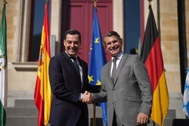 Juanma Moreno en Bruselas junto al ministro de Estado para las Relaciones Europeas y Asuntos Internacionales, Eric Beißwenger.