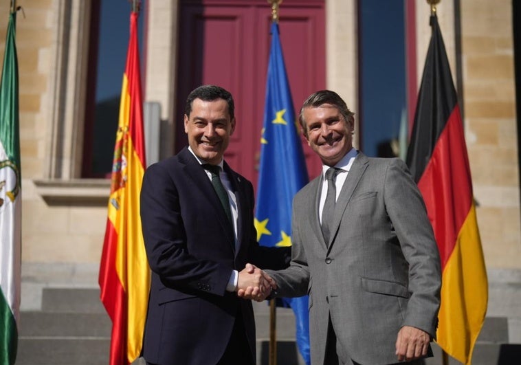 Juanma Moreno en Bruselas junto al ministro de Estado para las Relaciones Europeas y Asuntos Internacionales, Eric Beißwenger.