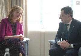 Juanma Moreno, en su encuentro con la comisaria de Innovación, Ekaterina Zaharieva.