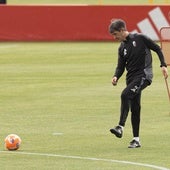 Pacheta golpea el balón en su primer entreno.