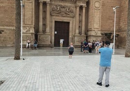 Turistas en la plaza de la Catedral de la Encarnación de Almería.