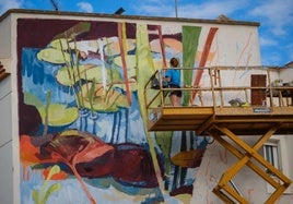 Una de las artistas, ayer, creando un mural en Salobreña.