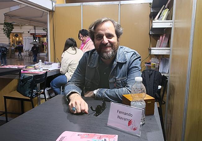 Fernando Navarro firmó ejemplares cuando caía la noche.