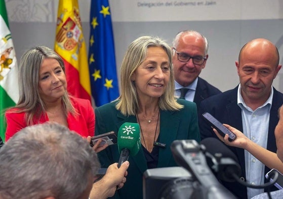 La consejera de Salud y Consumo de la Junta de Andalucía, Rocío Hernández, atiende a los medios.