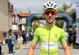El ganador de la carrera de Lecrín, Santiago Cortinas, sonriente en la meta.