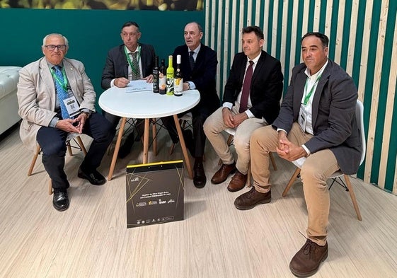 Firma del convenio entre entre Caja Rural de Jaén y D. O. Sierra Mágina.