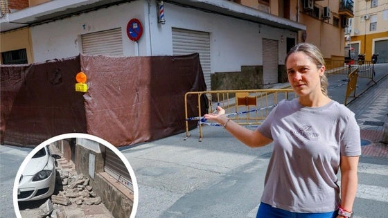 Elisabeth señala el lugar en el que tenía aparcado el vehículo. En la imagen de la izquierda, estado en el que quedó tras el desprendimiento.