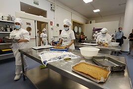 Una trabajadora logra que le paguen hasta 215 horas extras tras ser despedida.