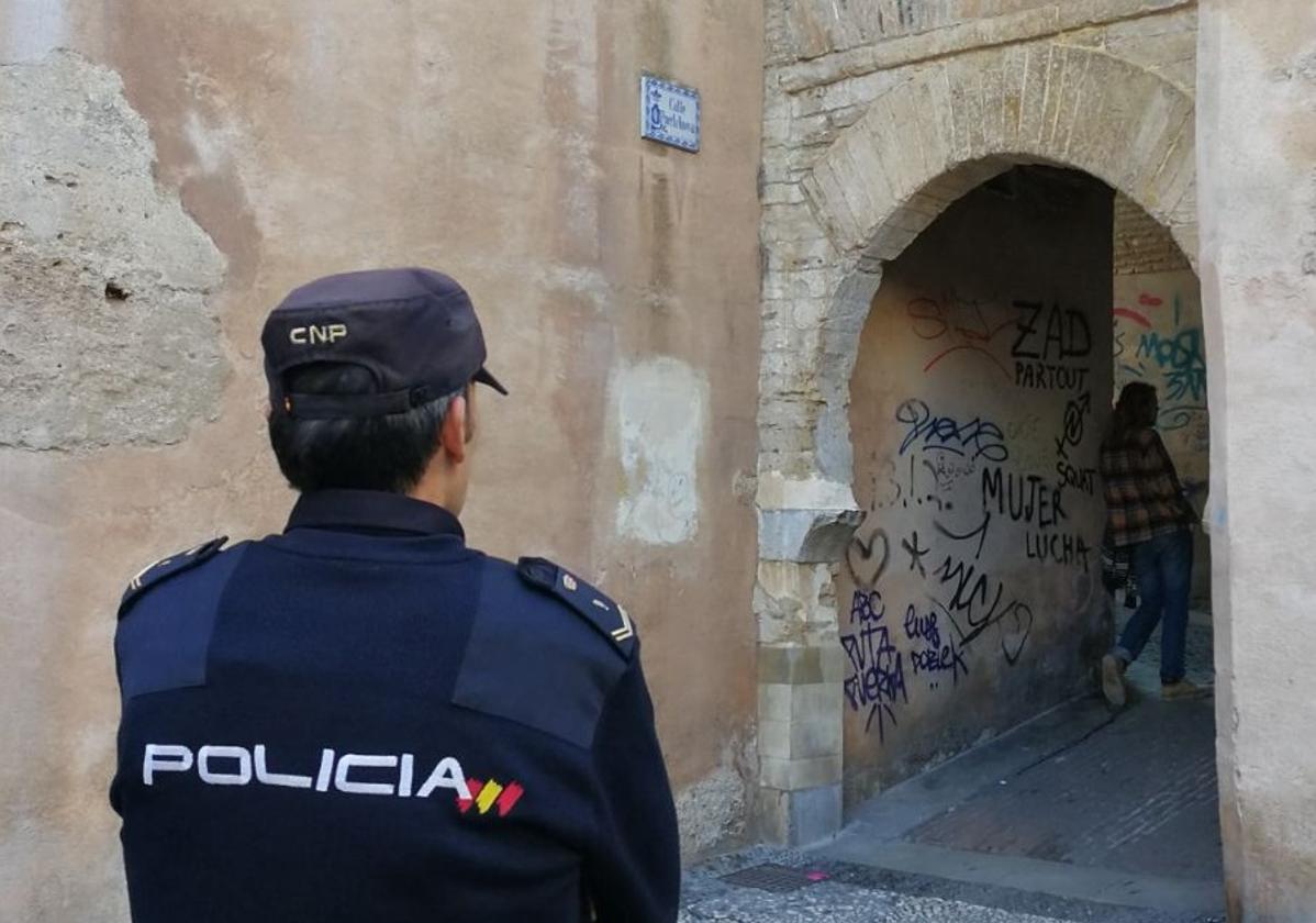 Lo pillan con los brazos y la cabeza manchados de rojo tras pintar la iglesia de san nicolás | ideal
