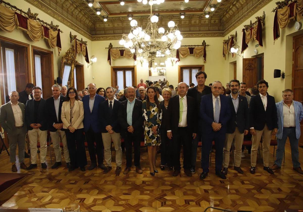 El nuevo reglamento taurino llena el salón noble de la junta en almería | ideal