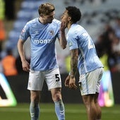 Los futbolistas del Coventry City lamentan la derrota en la prórroga.