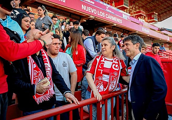 Pacheta posa con aficionados del Granada tras su presentación oficial.
